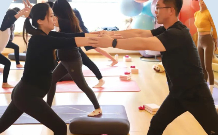 成都月子中心雙人瑜伽活動，感受滿溢愛意的現(xiàn)場1